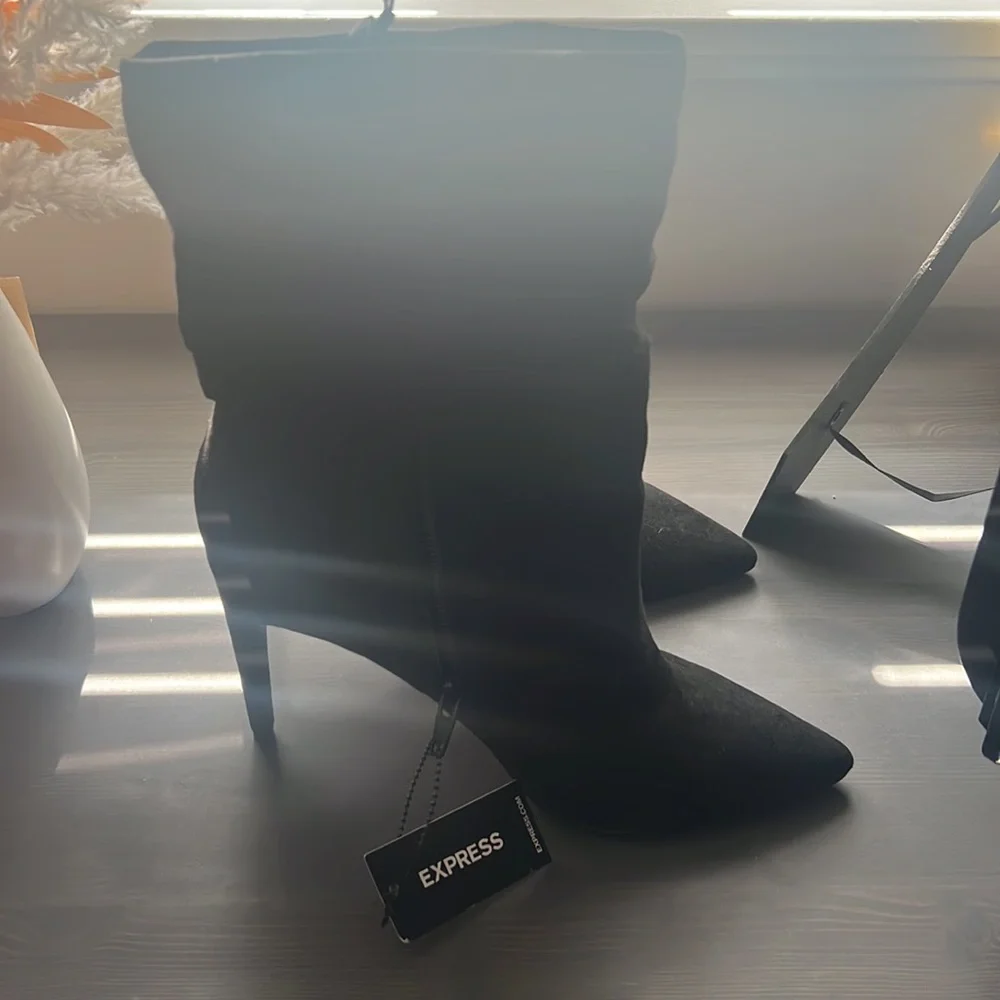 Women Express black boots with heels. Size 7 - Picture 4 of 5